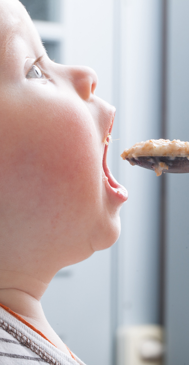 Y a-t-il des risques à introduire les aliments complémentaires après l'âge de 6 mois ?