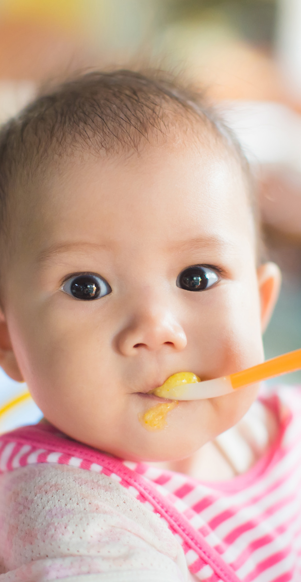 Y a-t-il des risques à introduire les aliments complémentaires avant l’âge de 4 mois?