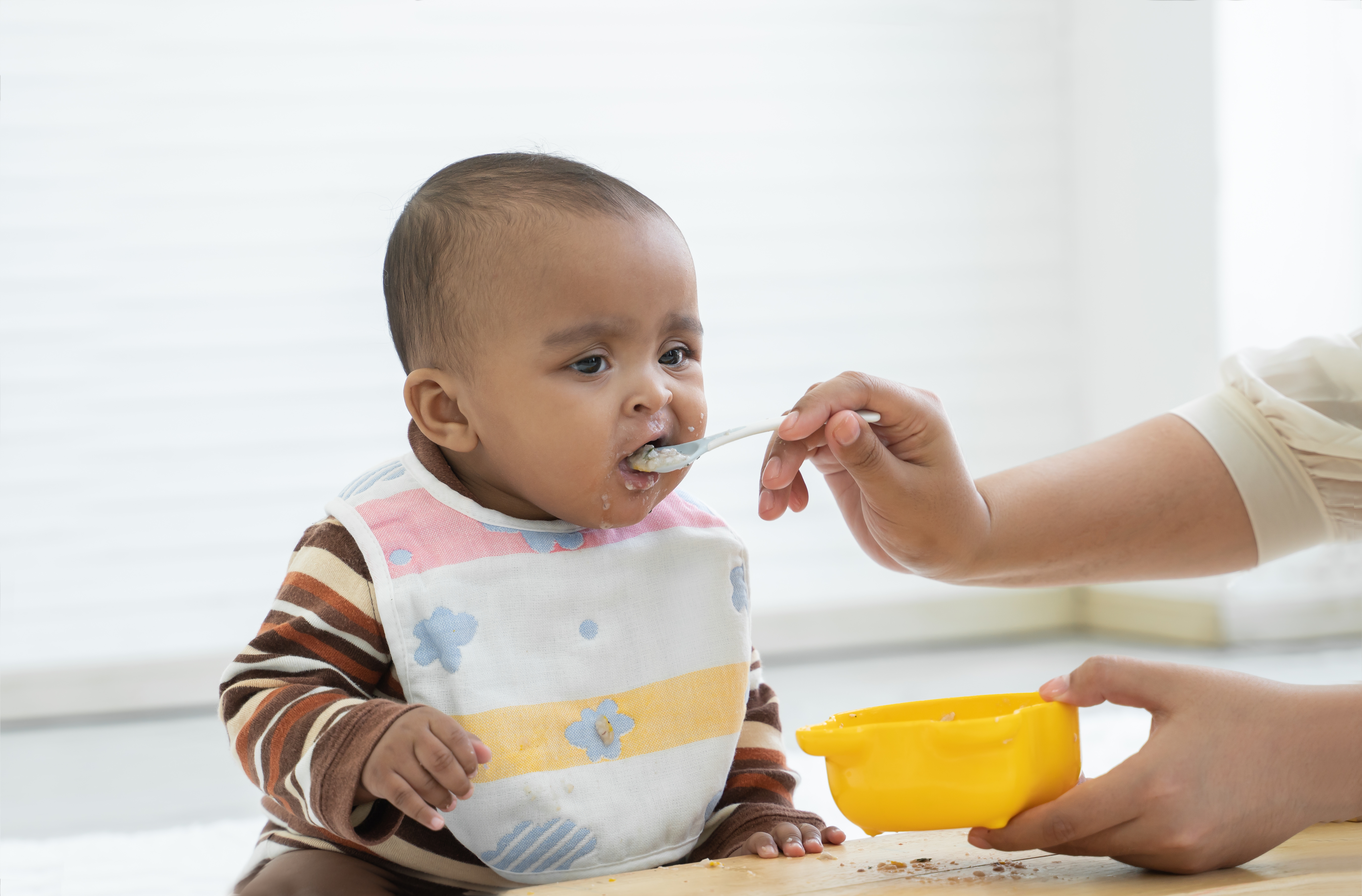 À quel moment bébé est-il prêt à manger des aliments solides ?