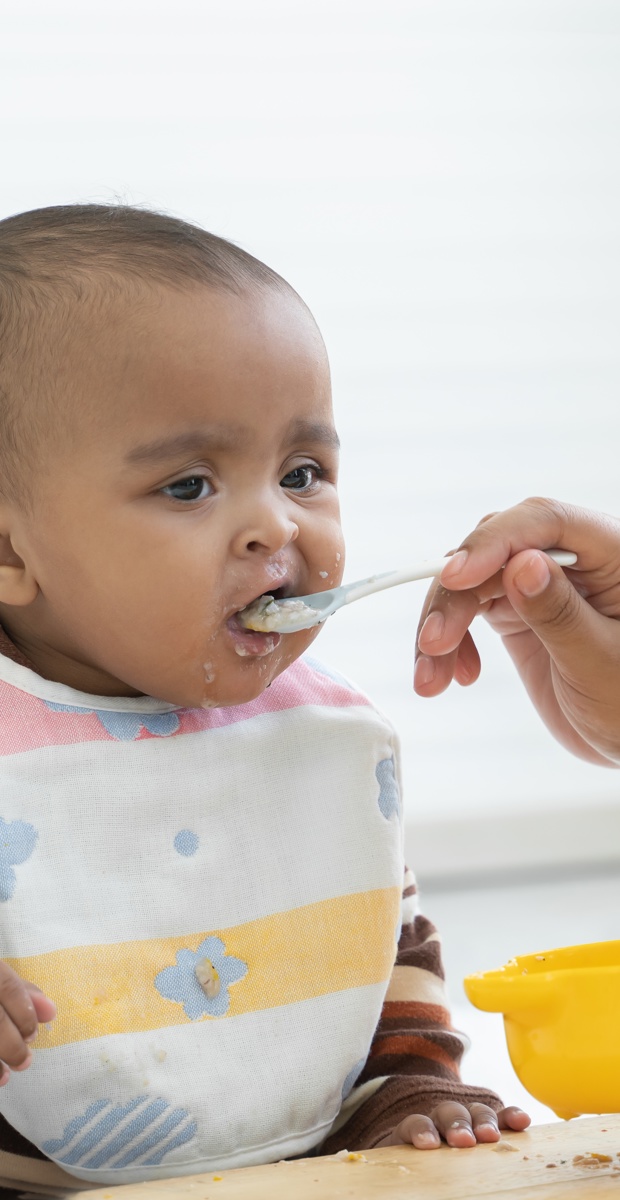 À quel moment bébé est-il prêt à manger des aliments solides ?