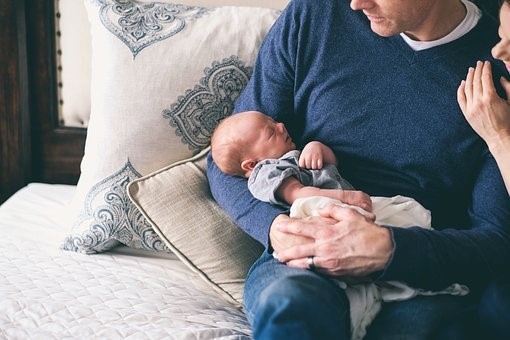 Dois-je stériliser le biberon après chaque boire?