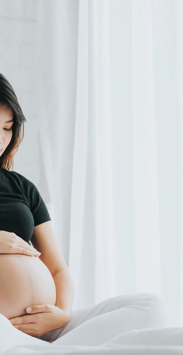 Why is it important for pregnant women to take a prenatal multivitamin?