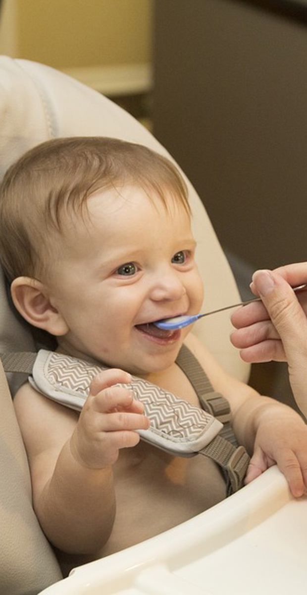 À quel rythme peut-on présenter de nouveaux aliments lorsque bébé commence à manger?