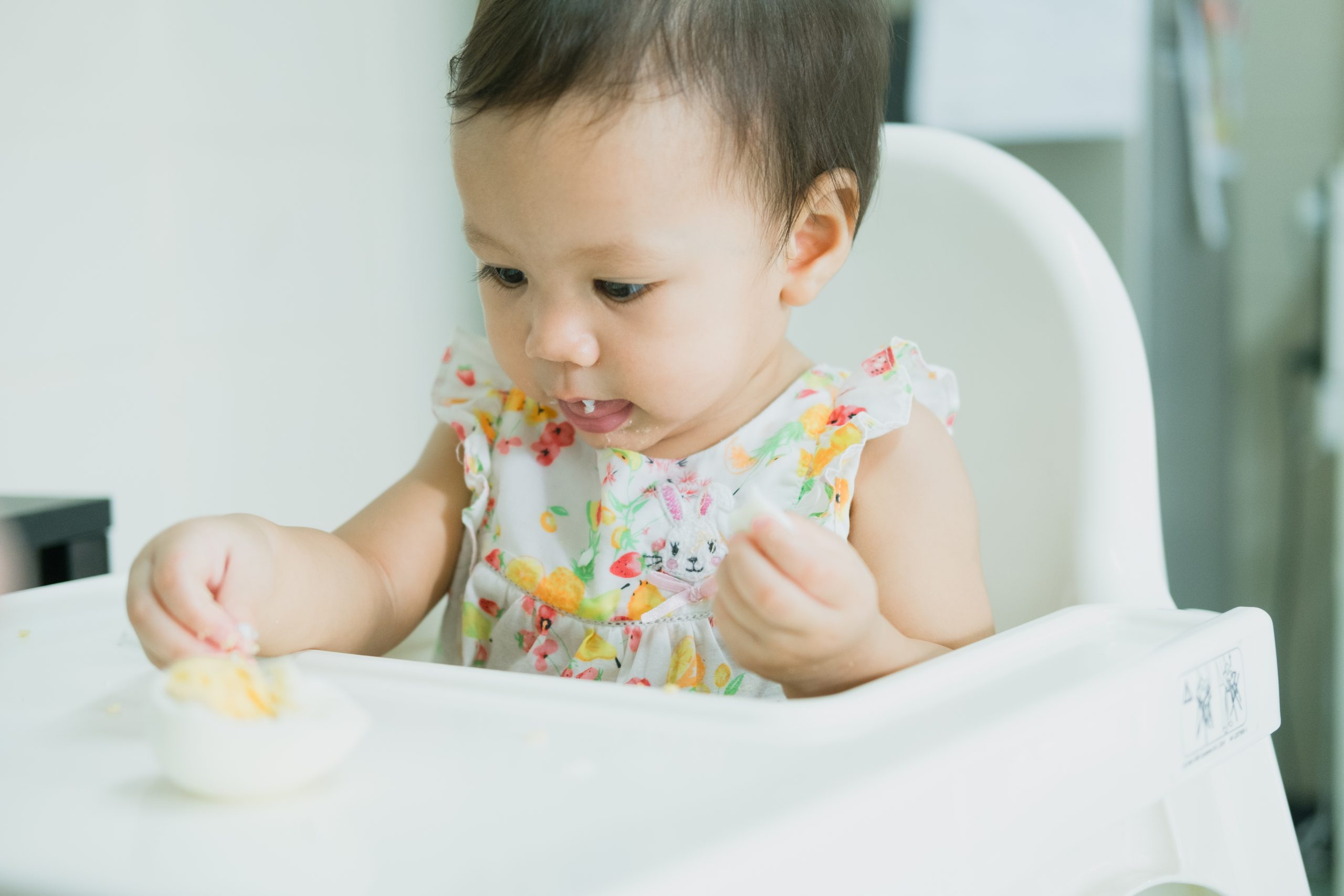 Nourrir bébé à la cuillère ou le laisser manger par lui-même : qu’est-ce qui est mieux ?