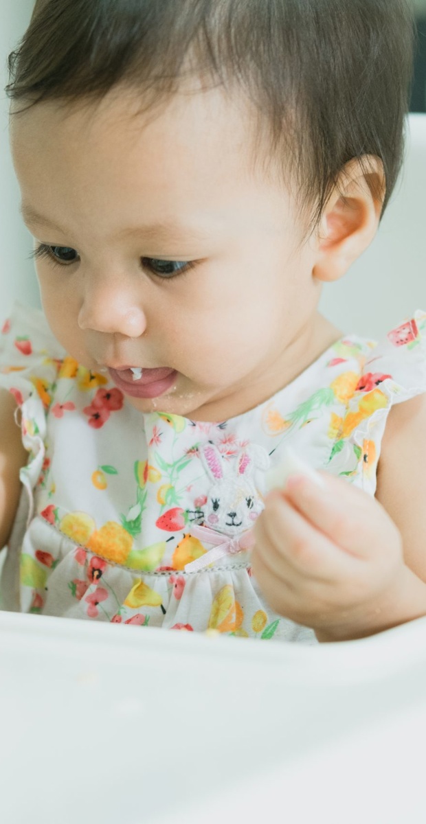 Nourrir bébé à la cuillère ou le laisser manger par lui-même : qu’est-ce qui est mieux ?