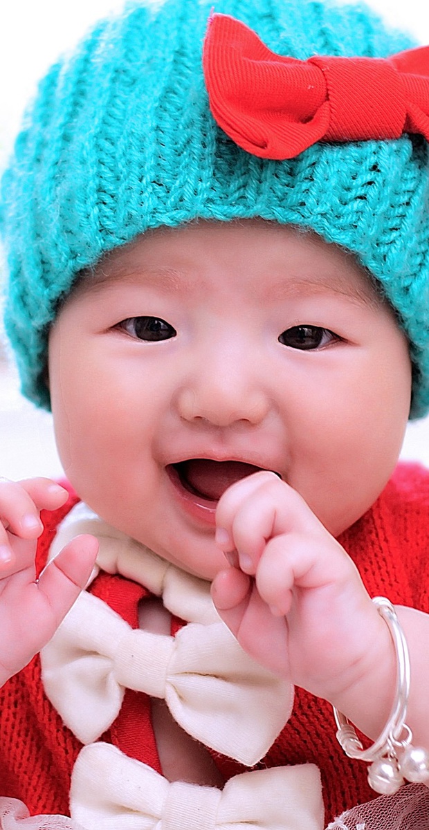 At what age should a premature baby begin to eat complementary foods?