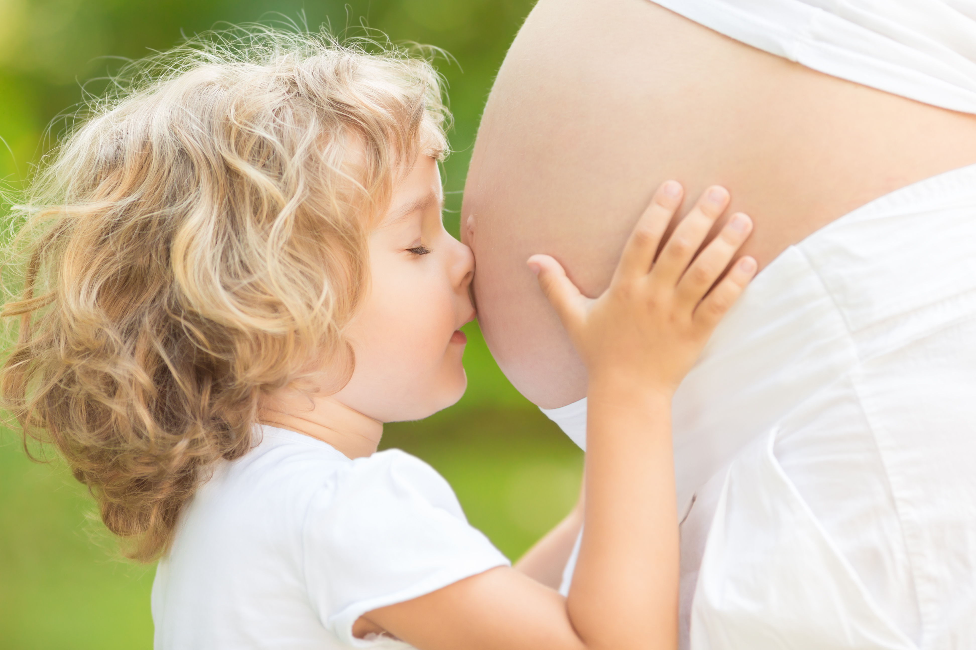 Y a-t-il des risques pour mon enfant si je l'allaite pendant ma grossesse?