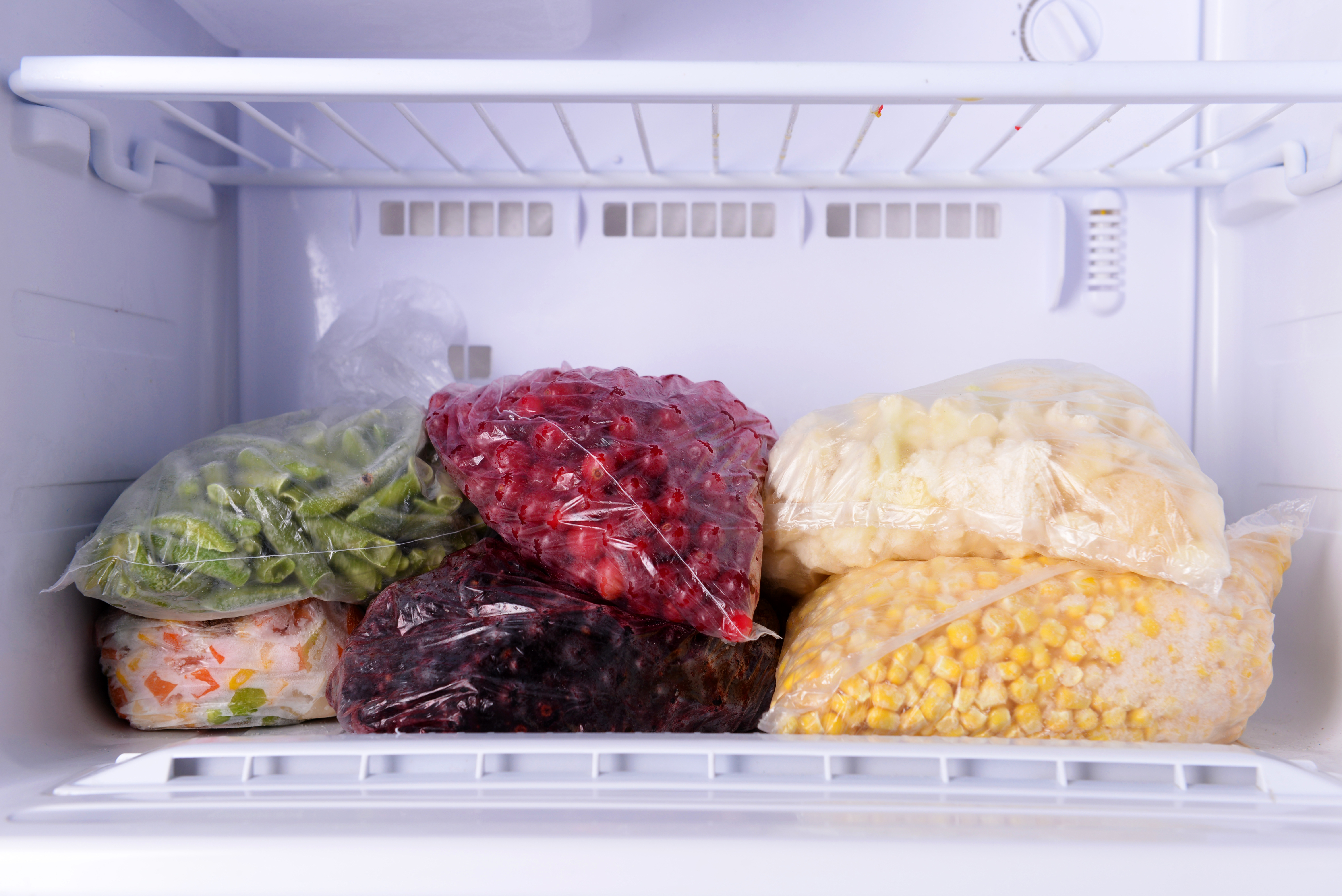 How to freeze and thaw food safely?