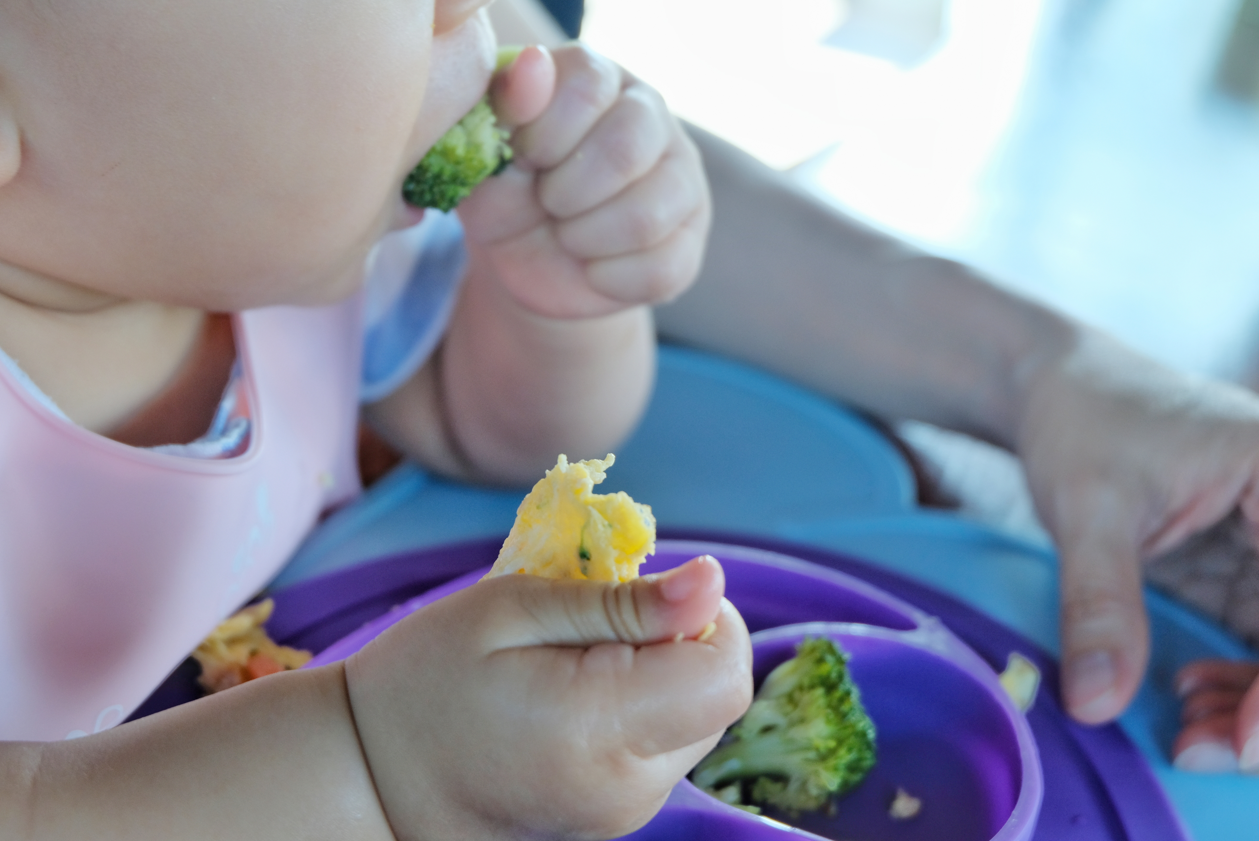 Should finger foods be incorporated into the diet with the introduction of solid foods?