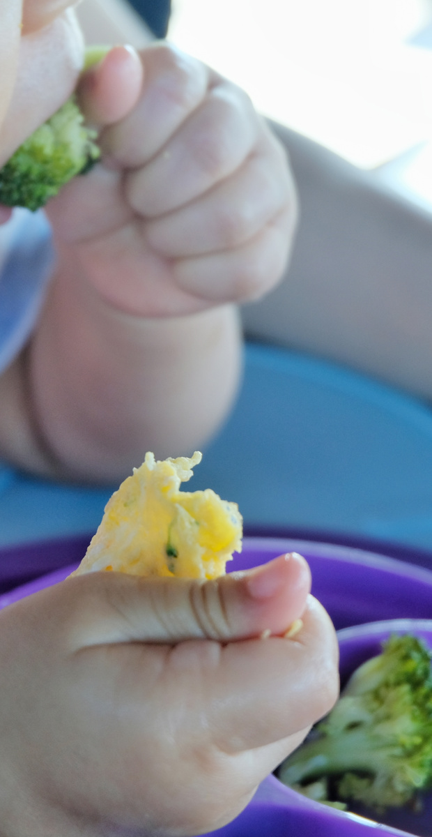 Should finger foods be incorporated into the diet with the introduction of solid foods?